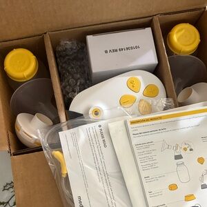 Medela Yellow and White Breast Milk Storage Kit